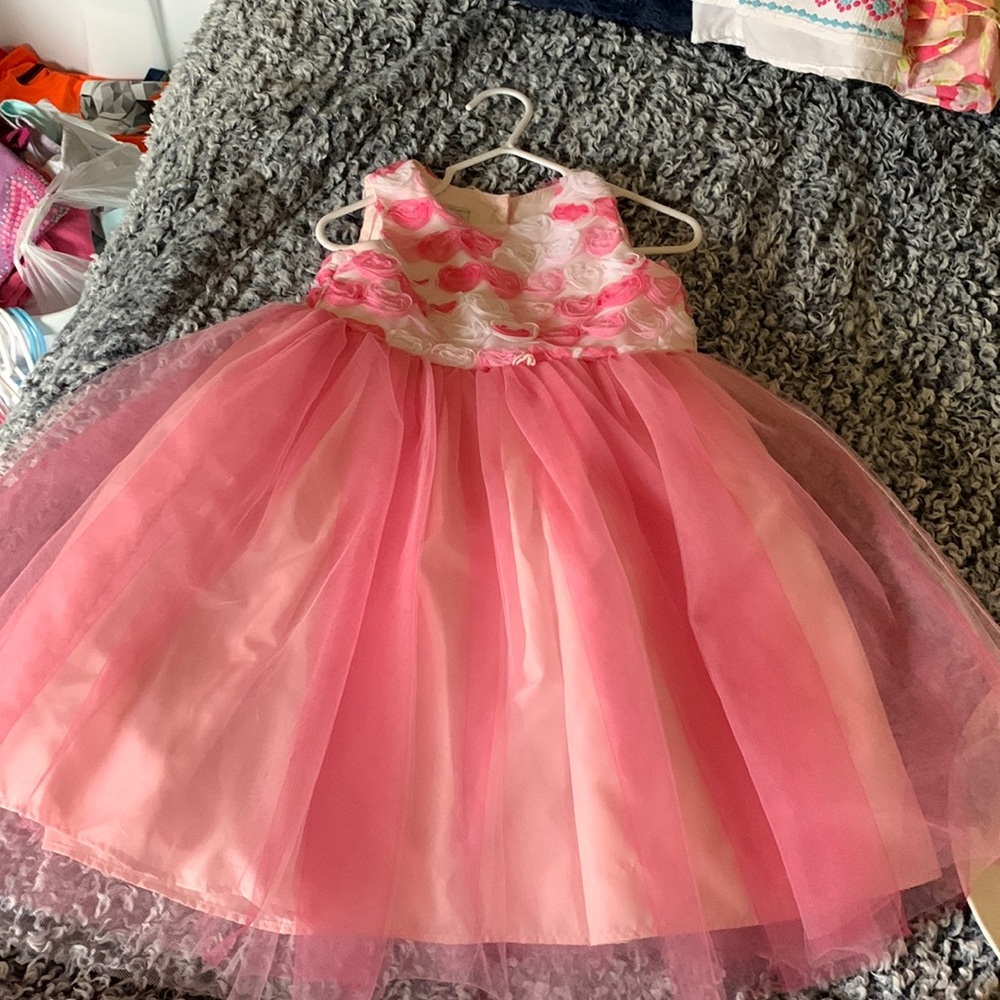 Very pretty pink and white 2T dress with tulle skirt